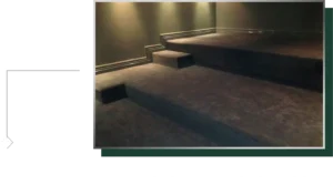 فرش و موکت سینمایی با بهترین کیفیت که در راهروهای سالن سینما استفاده شده