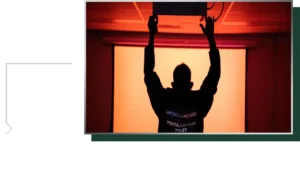 کارشناس حرفه ای نصب دستگاه های ویدئوپروژکتور در حال تنظیم دستگاه