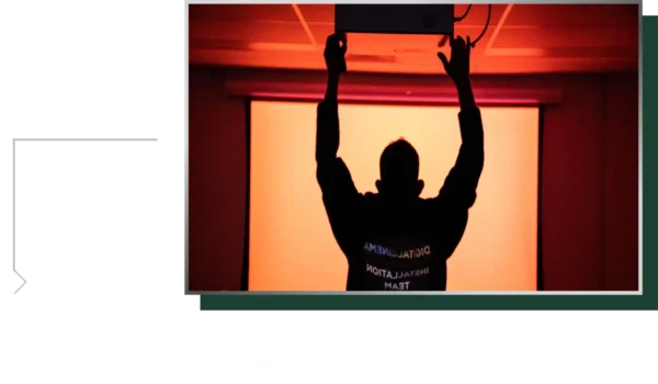کارشناس حرفه ای نصب دستگاه های ویدئوپروژکتور در حال تنظیم دستگاه